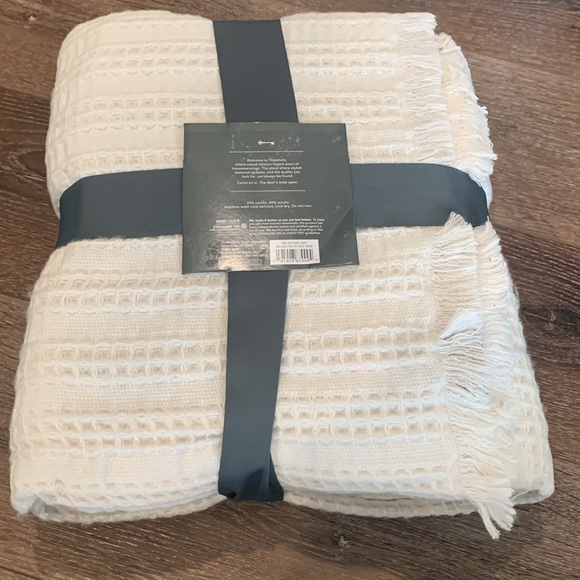 Threshold Geometric Waffle Knit End of Bed Throw Blanket. 60” x 80” New! - Picture 2 of 2